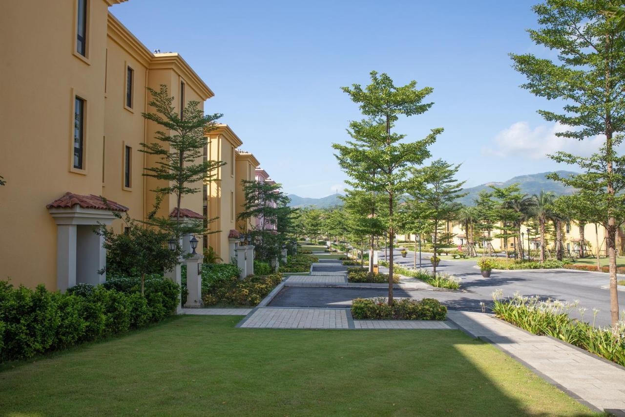 Wyndham Sky Lake Resort And Villas Hanoi Exterior photo