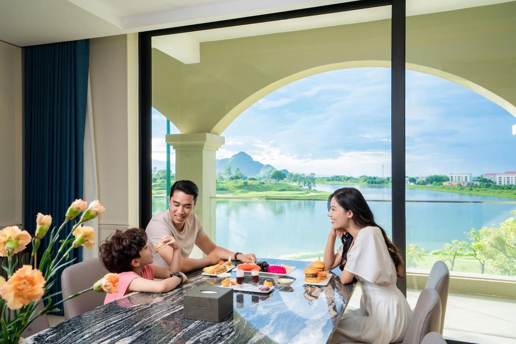 Wyndham Sky Lake Resort And Villas Hanoi Exterior photo